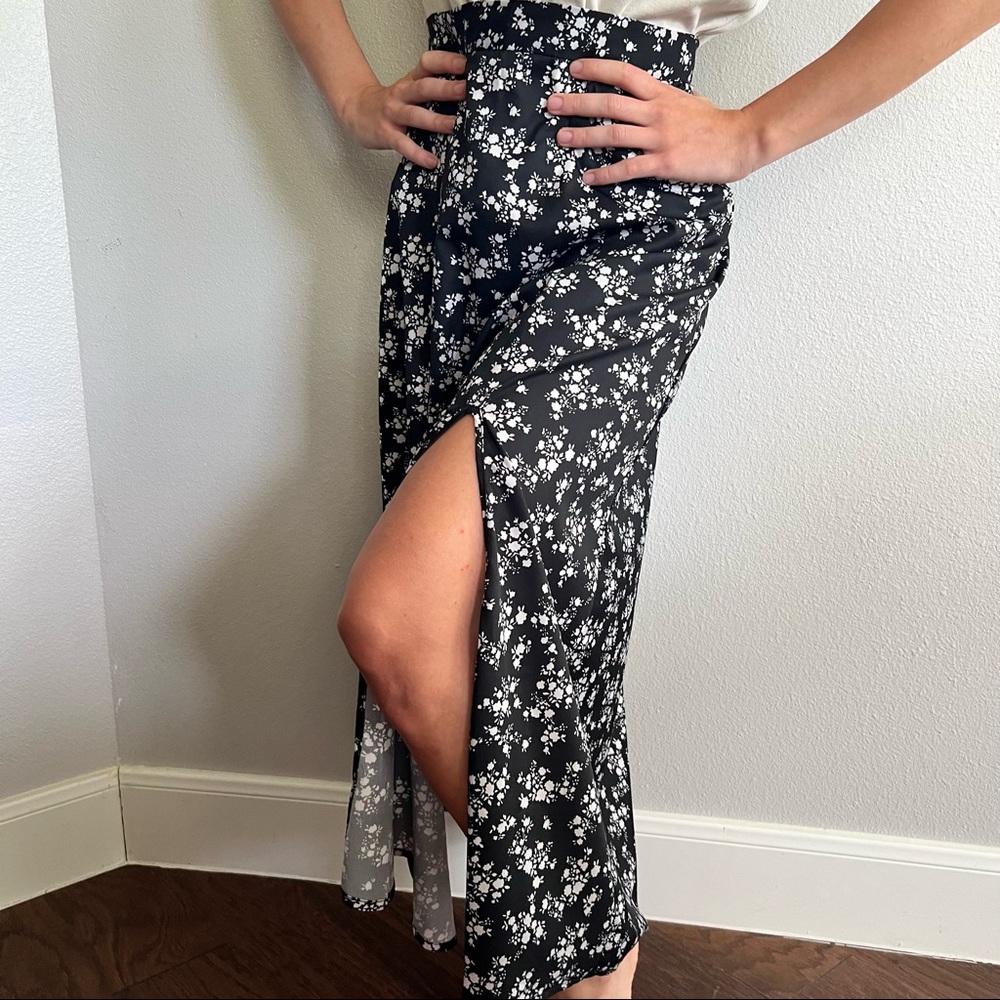 Midi Skirt with Black & White Floral Pattern and Side Slit on the Left